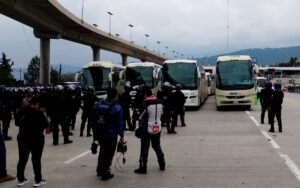 CNTE marchó en Reforma e Insurgentes y amaga con bloquear el AICM; SSC retiene a normalistas en Tlalpan