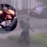Hombre de 30 años acuchilla a adolescente en el cuello sin razón aparente; ella logró escapar malherida | VIDEO