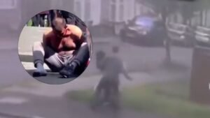 Hombre de 30 años acuchilla a adolescente en el cuello sin razón aparente; ella logró escapar malherida | VIDEO