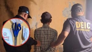 Arrestan a un hombre por practicarle una cesárea improvisada a su hija de 19 años; Habría utilizado tijeras y cortauñas.