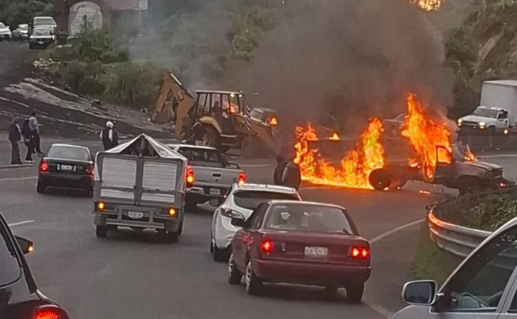 Protestante contra la tala clandestina carretera México-Toluca en Ocoyoacac