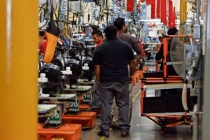 La industria automotriz recorta 107 mil empleos en México en dos años | El Universal