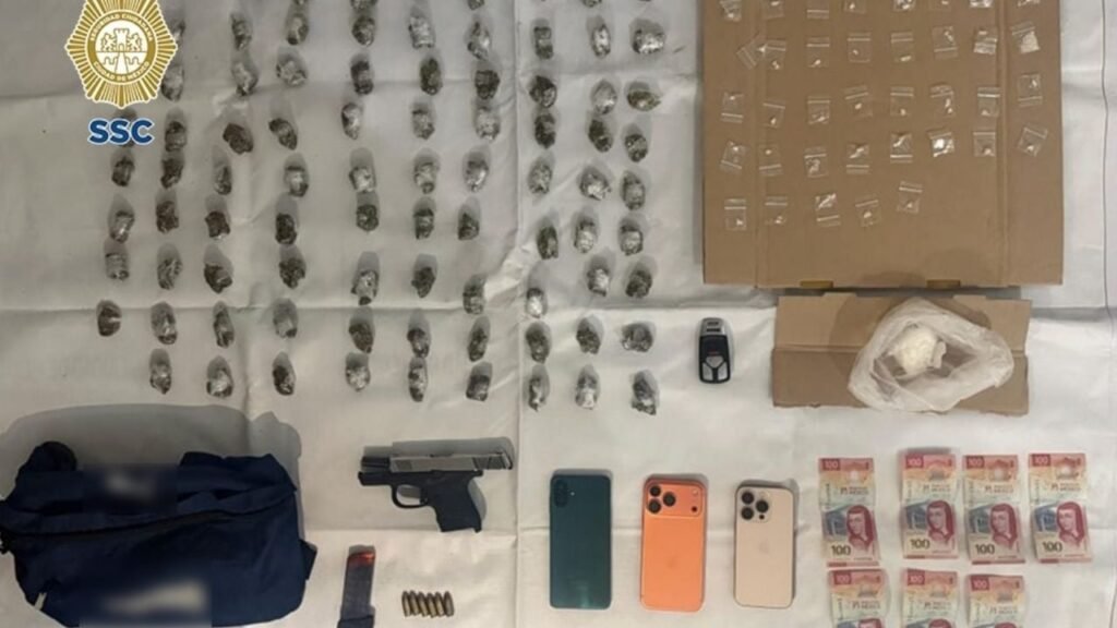 SSC detiene en Venustiano Carranza a un hombre con brazalete y mujer en posesión de más de cien dosis de droga, arma y vehículo de alta gama.