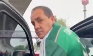 ‘¡Asesino!’ Activistas reclaman a Cuauhtémoc Blanco cuando se dirigía al México-Inglaterra